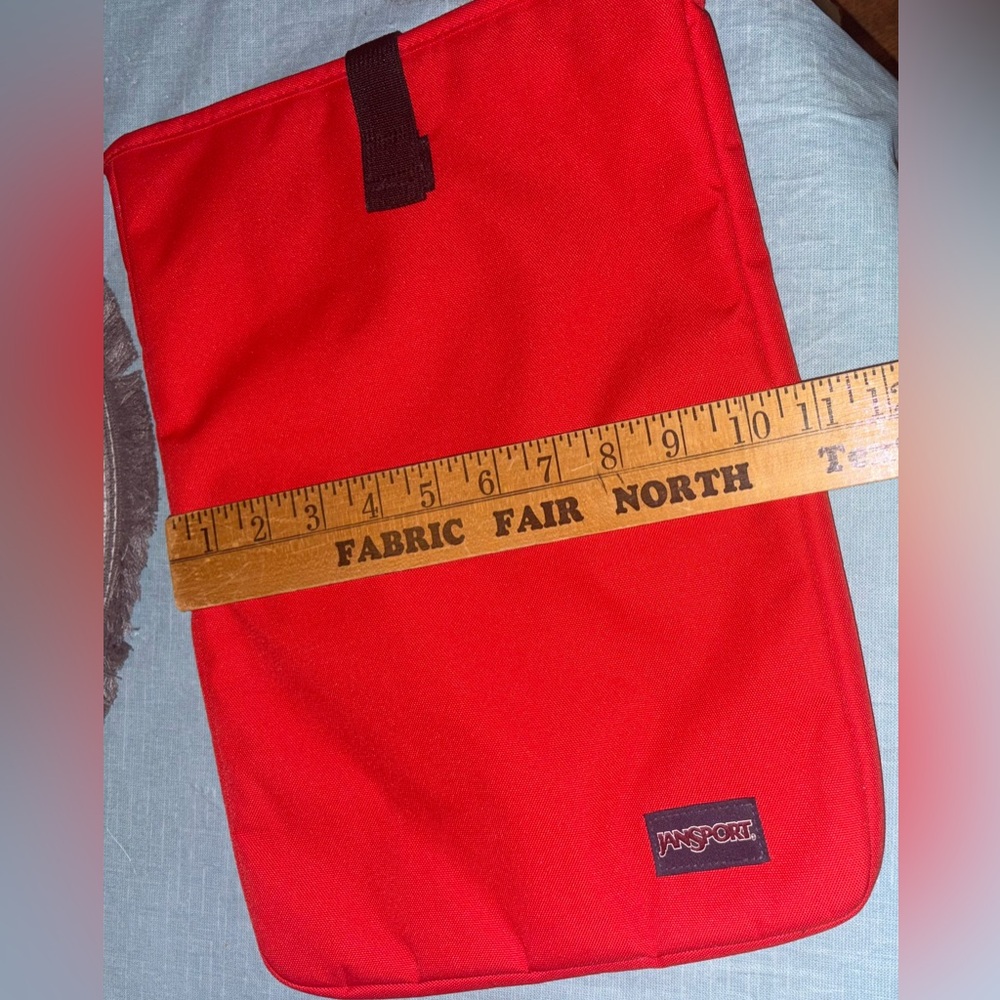 Jansport 15" LAPTOP SLEEVE - High Risk Red
Protective plush lined - Picture 2 of 6